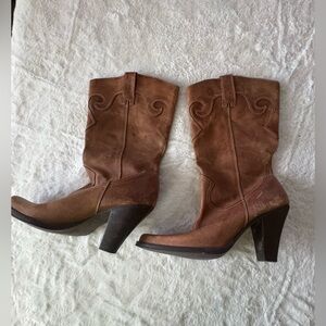 Chic Tan Heeled Boots Cowgirl boots.